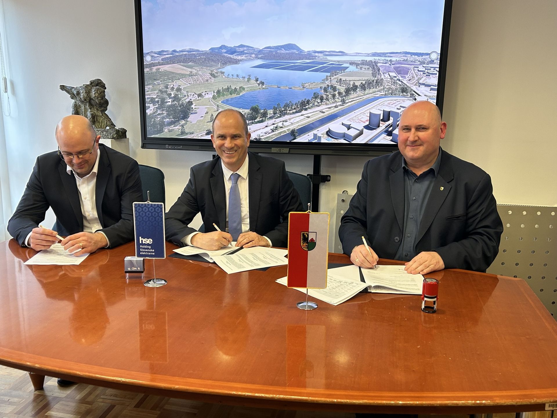 HSE in Občina Šoštanj podpisala sporazum o nadomestilu za projekt plavajoče sončne elektrarne Družmirje