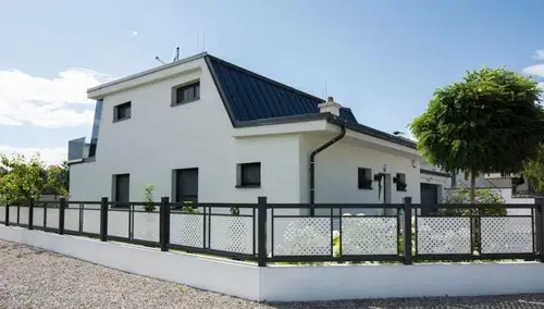 Kako izbrati višino ograje za optimalno varnost in zasebnost?