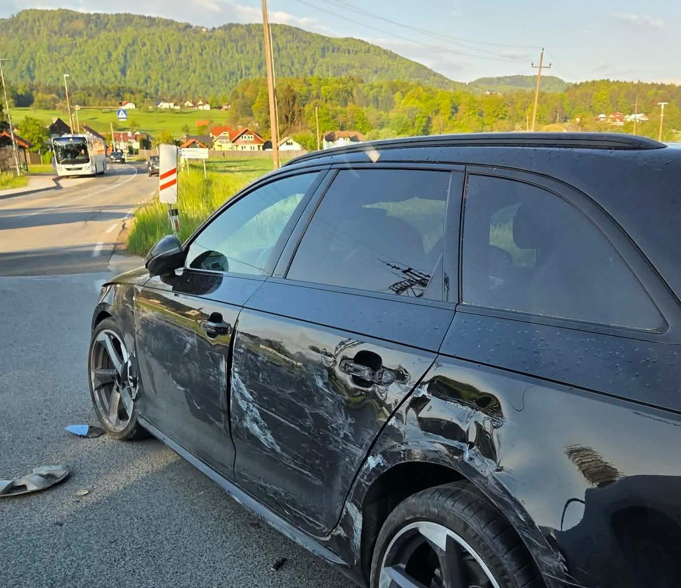 Zaradi nesreče oviran promet v Šmartnem ob Paki