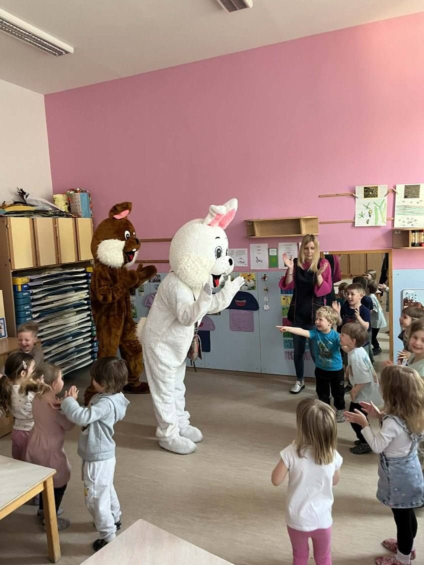 Velikonočna zajčka obiskala otroke v Topolšici