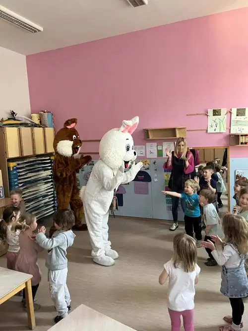 Velikonočna zajčka obiskala otroke v Topolšici