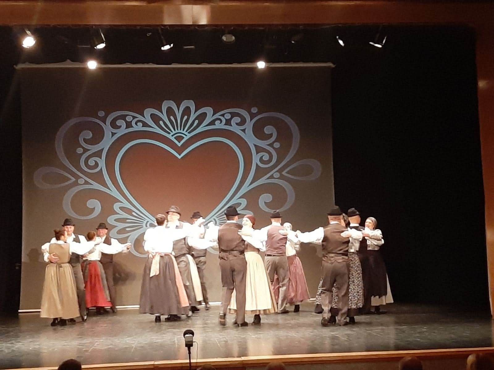 Folklorno društvo Oglarji vabi na letni koncert "Gre po ljudeh" 