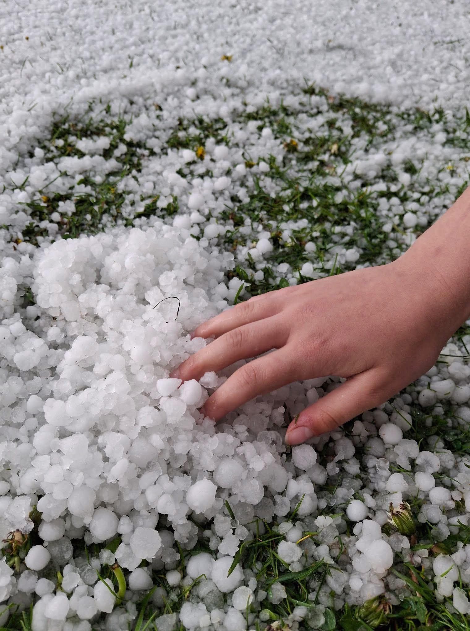 Sončno nedeljo prekinil dež, v Podkraju pri Velenju padala tudi toča