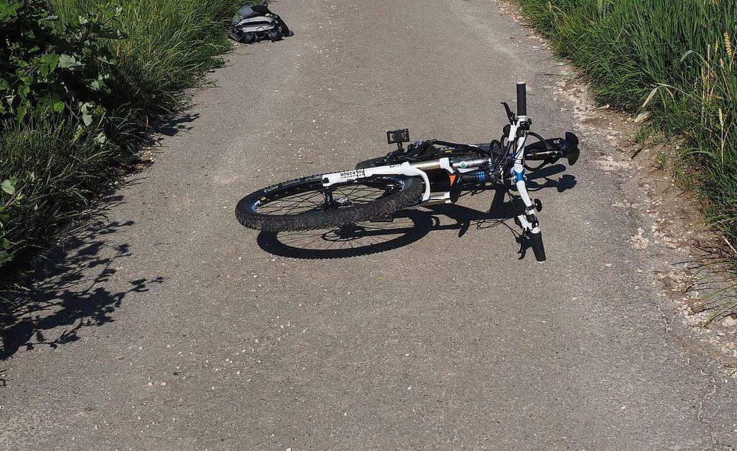 V prometni nesreči v Skornem se je huje poškodoval kolesar 