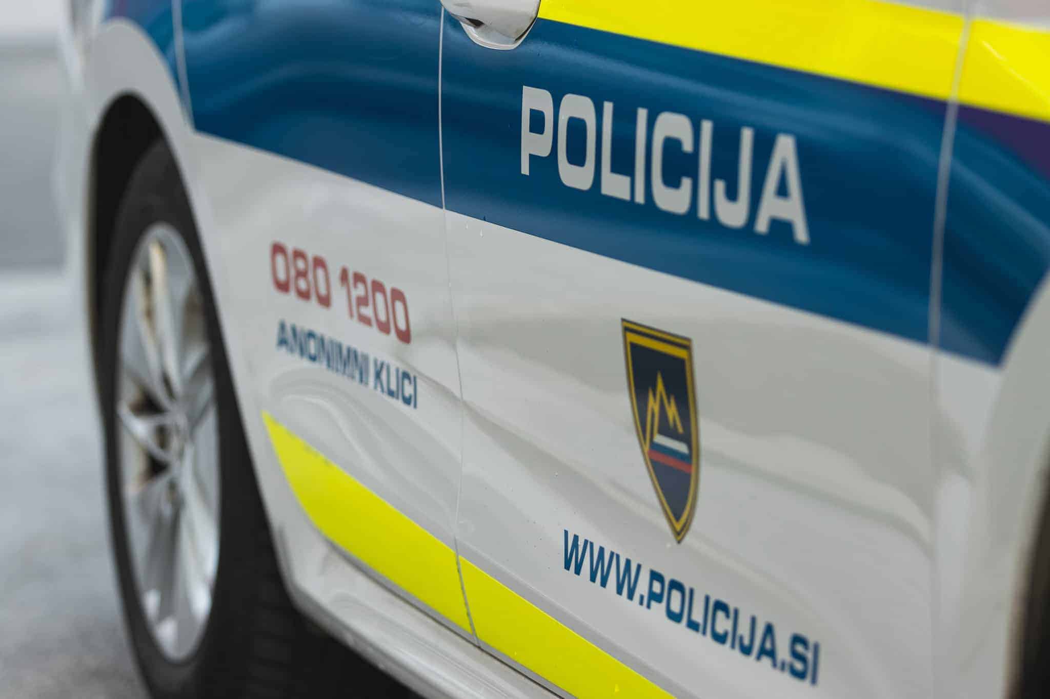 Dekleti sedli na napačni avtobus, voznik ustavil šele ob intervenciji policistov