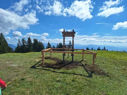Vrh Smrekovca krasi nova tabla dobrodošlice