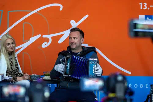 (V ŽIVO) Goter na poti do rekorda: Za njim že 55 ur igranja 