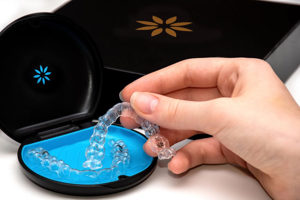 Raven nasmeh brez klasičnega aparata: Invisalign je na voljo tudi v Celju
