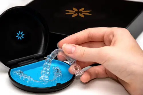 Raven nasmeh brez klasičnega aparata: Invisalign je na voljo tudi v Celju