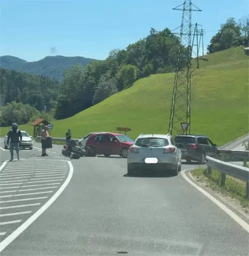 V prometni nesreči v Skornem se je hudo poškodoval motorist 