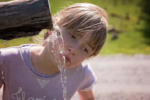 Vročinski val ne popušča: Temperature se bodo povzpele vse tja do 38 °C
