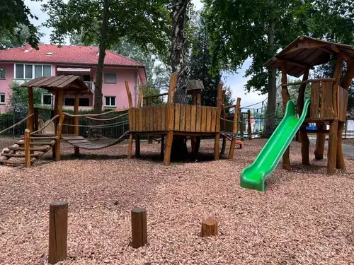 Prenovljeno otroško igrišče v Tresimirjevem parku ponovno odprto