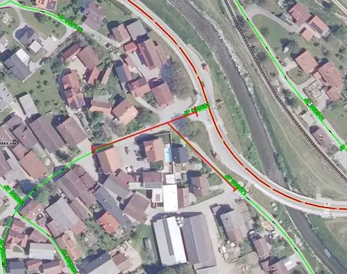 Do nedelje vzpostavljena popolna zapora ceste na območju Paške vasi(pred gasilskim domom)