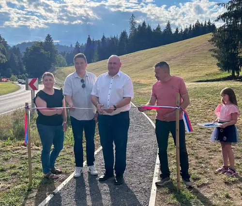 Včeraj so v Lokovici uradno predali namenu novo pešpot