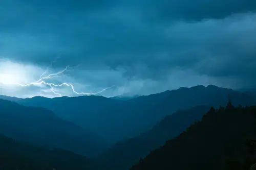 Vreme: Ta teden bomo deležni precej nižjih temperatur in močnih neviht