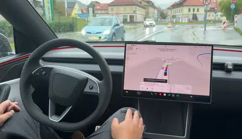VIDEO: Testirali smo Teslino samostojno vožnjo po ulicah Slovenj Gradca, zvozila je brez napake