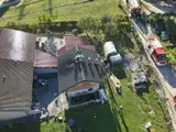 Požar v Lokovici: ogenj se je iz objekta razširil na ostrešje