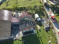 Požar v Lokovici: ogenj se je iz objekta razširil na ostrešje