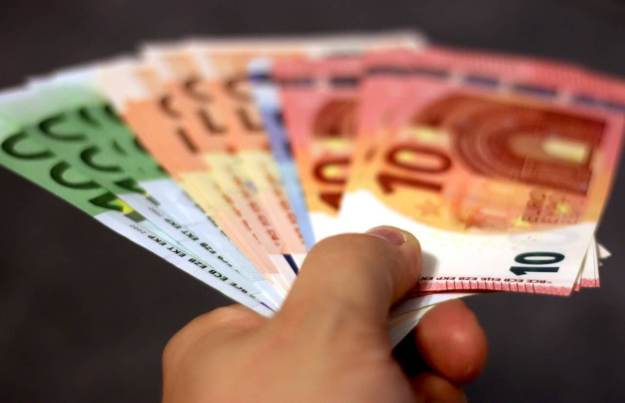 Obvezna božičnica letos mora biti izplačana do 18. decembra