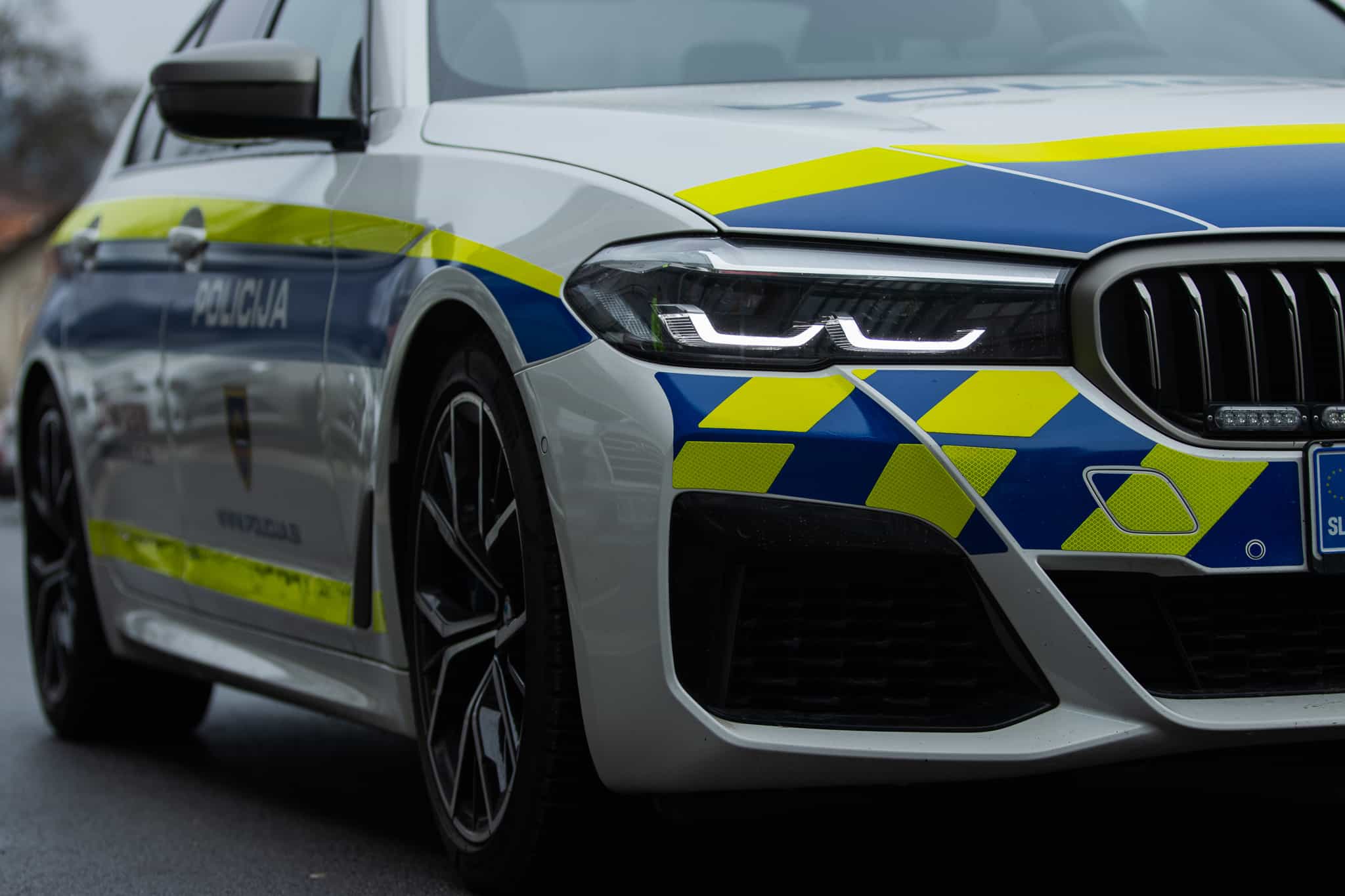 Neodgovorna vožnja: Celjski policisti obravnavali prehitrega mladega voznika in tovornjakarja pod vplivom drog