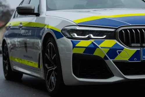 Neodgovorna vožnja: Celjski policisti obravnavali prehitrega mladega voznika in tovornjakarja pod vplivom drog