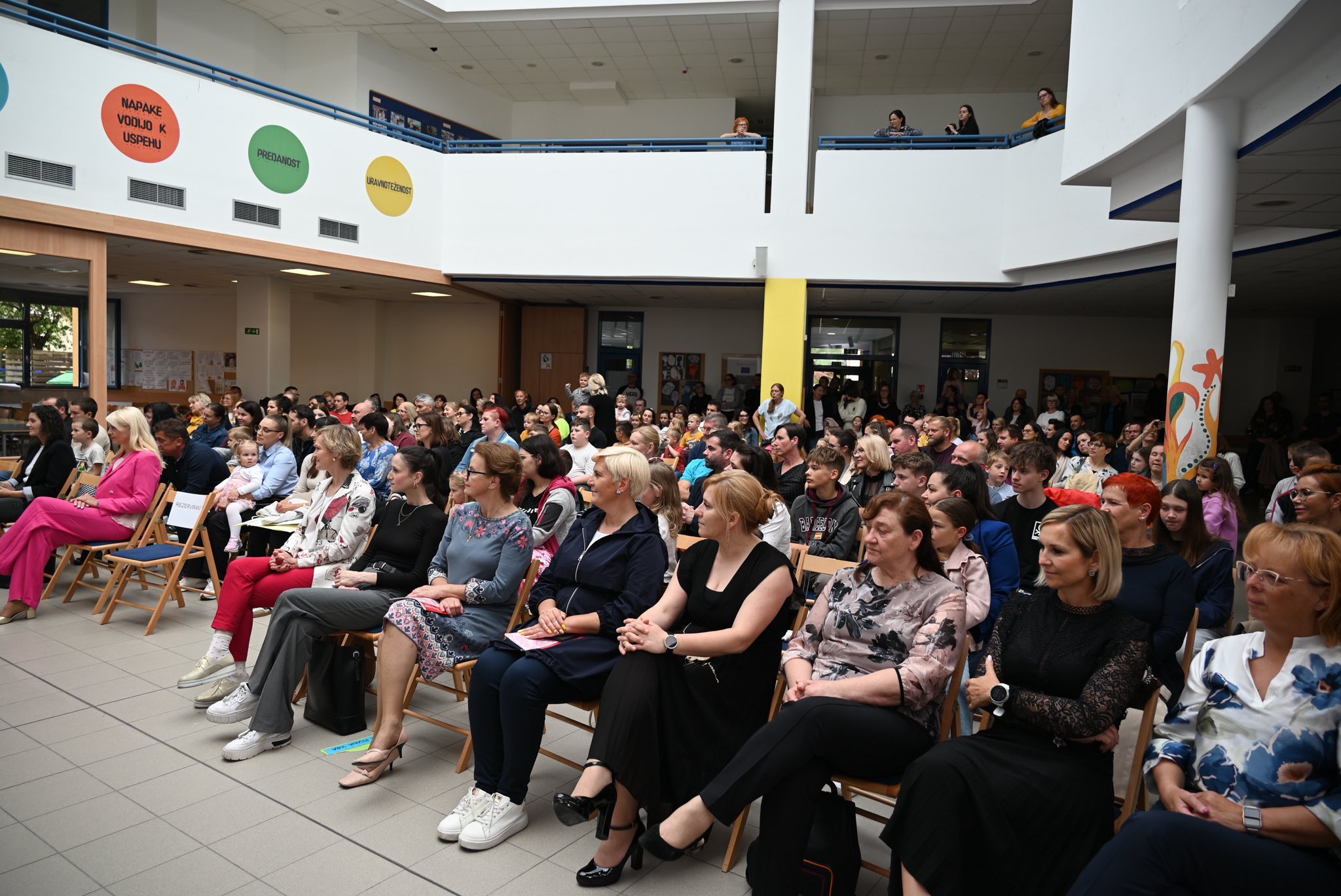 57. Likovni svet otrok: Praznik barv in domišljije na hodnikih šoštanjske osnovne šole