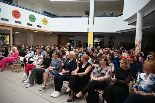 57. Likovni svet otrok: Praznik barv in domišljije na hodnikih šoštanjske osnovne šole