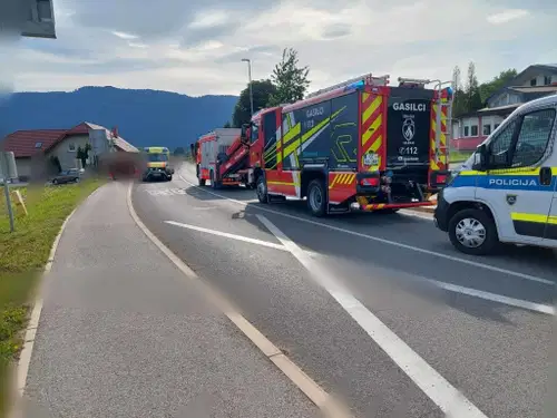 Prometna nesreča v Šmartnem ob Paki – cesta zaprta, na kraju nesreče že helikopter