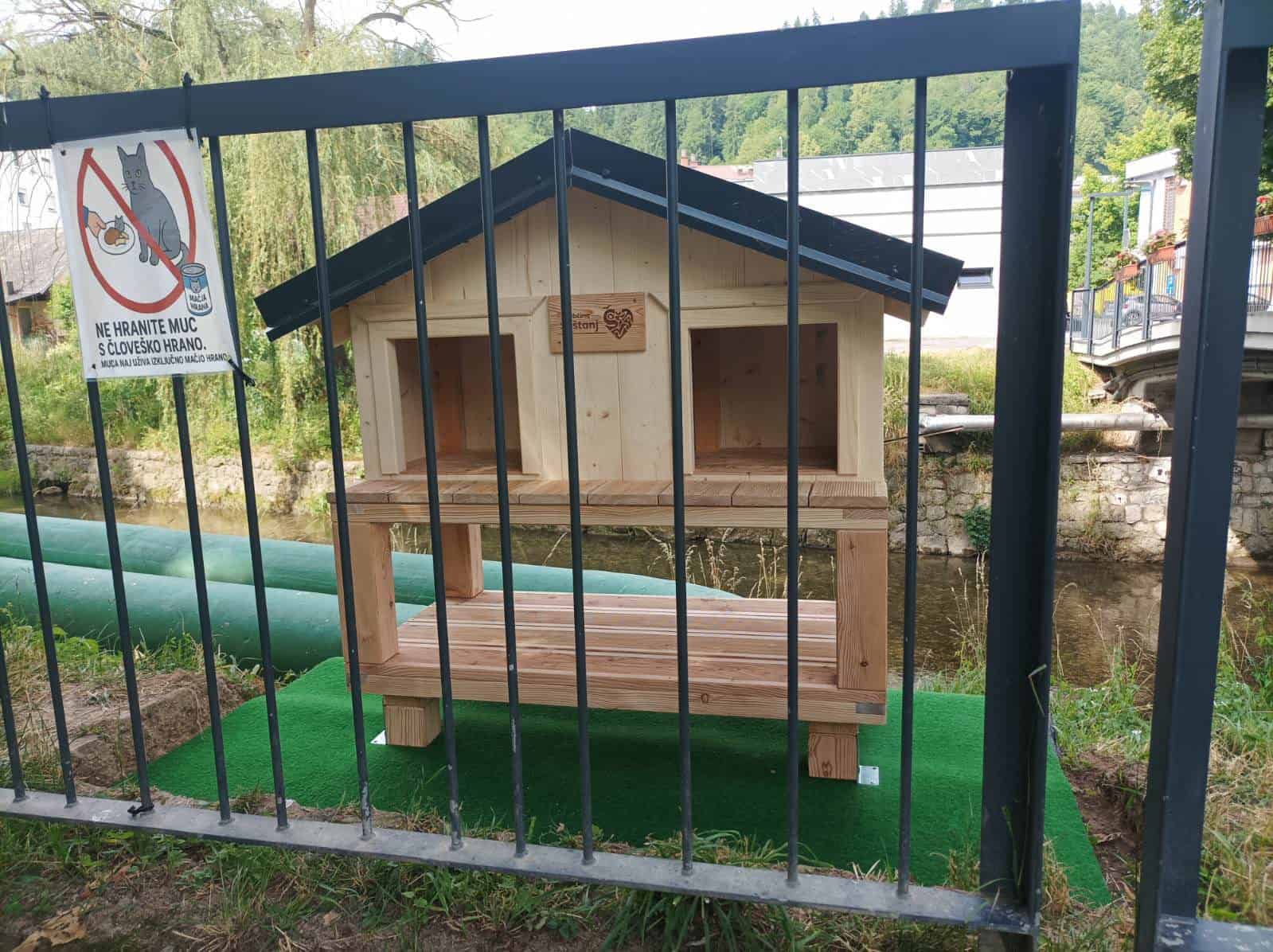 Občina Šoštanj v Kajuhovem parku uredila prijazen kotiček za muce