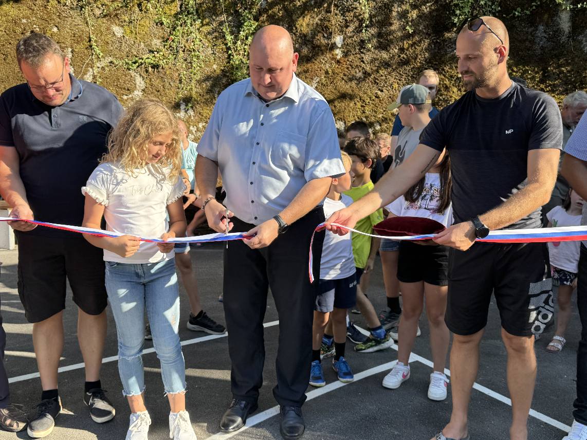 Otvoritev prenovljenega igrišča, ki povezuje generacije v Spodnji Lokovici