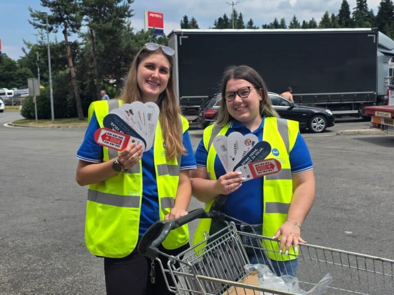 AVP bo to soboto na 15 počivališčih bencinskih servisov ob avtocestah ponovno delila vodo in ozaveščala o reševalnem pasu