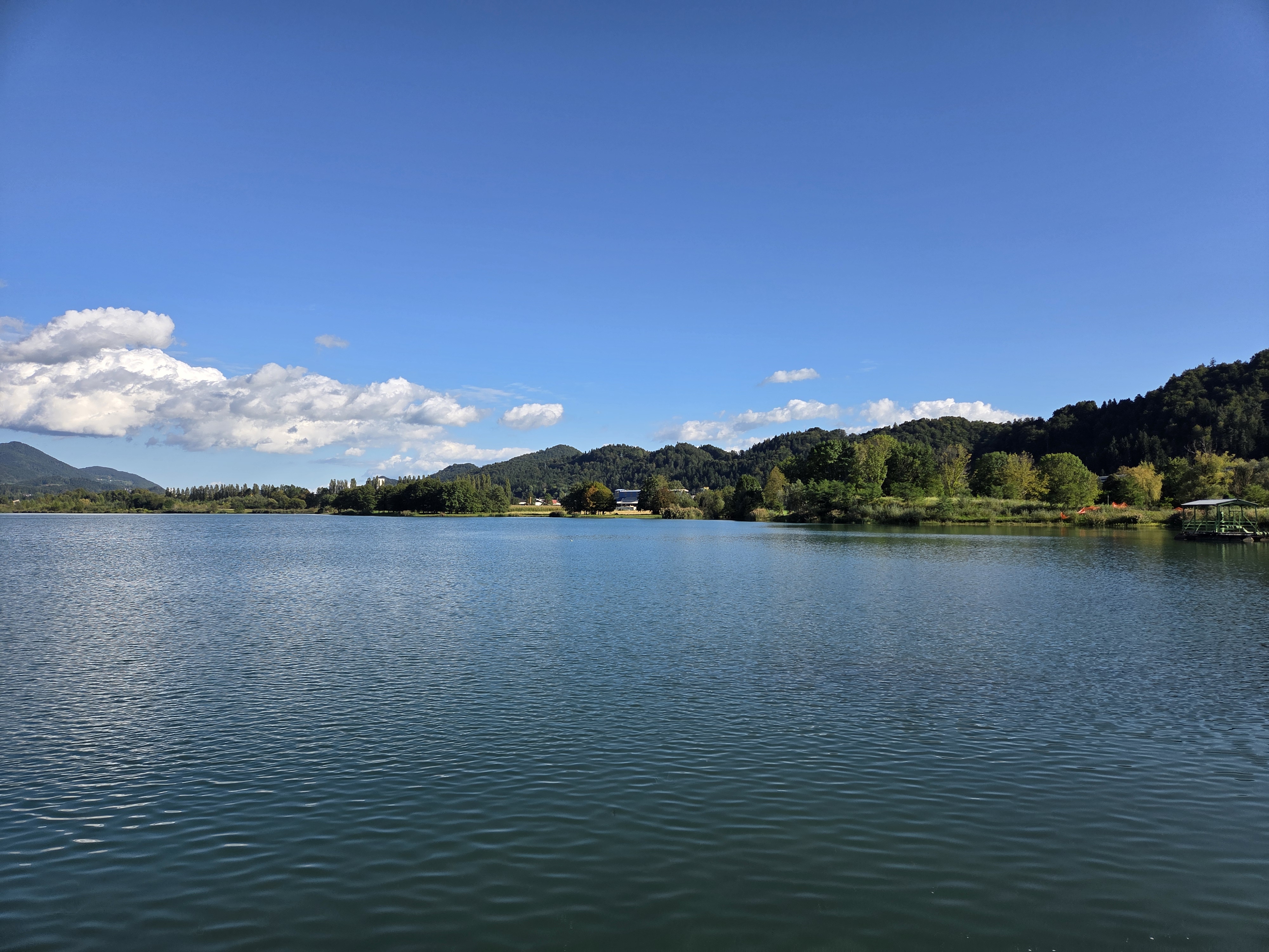 V sredo: Javna obravnava predloga DPN za plavajočo sončno elektrarno na Družmirskem jezeru