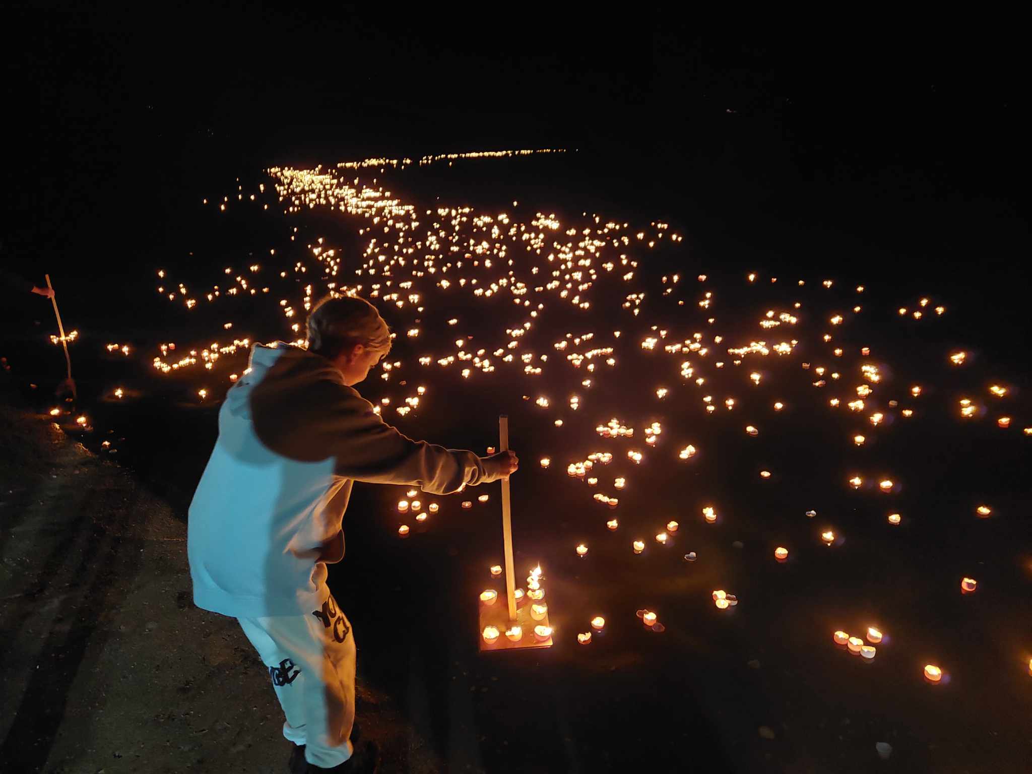 Prižig luči spomina: V petek bo Družmirsko jezero zasijalo v soju tisočerih lučk
