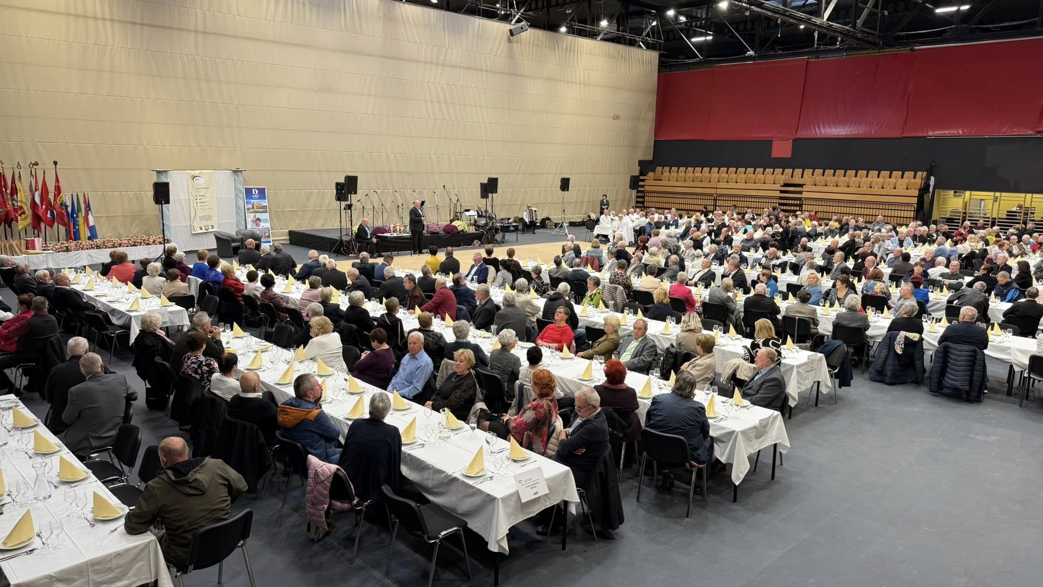 V Rdeči dvorani poteka tradicionalno srečanje upokojencev #utrinek