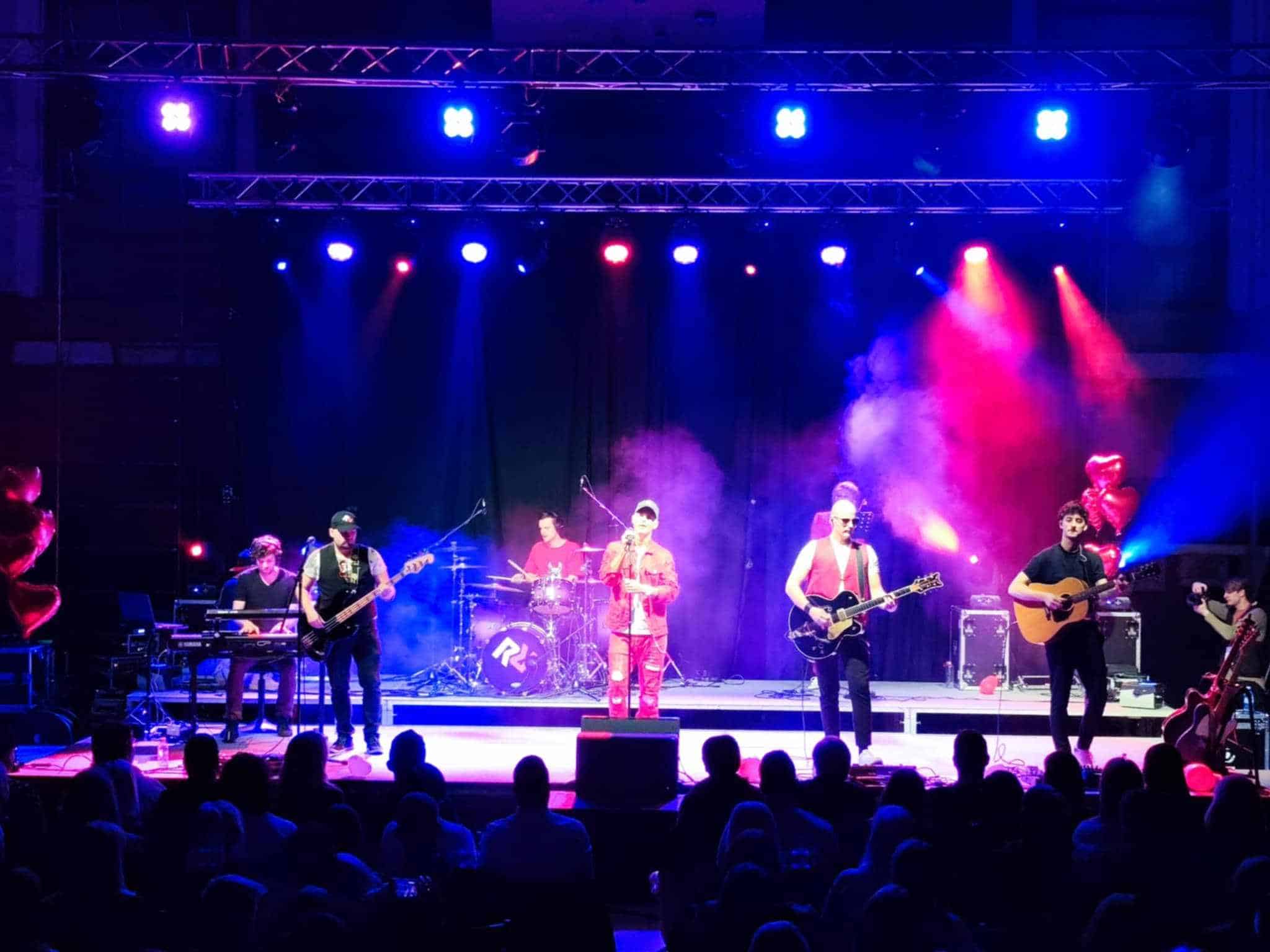 Skupina Flirrt na razprodanem Valentinovem koncertu v Šoštanju ustvarila nepozaben večer