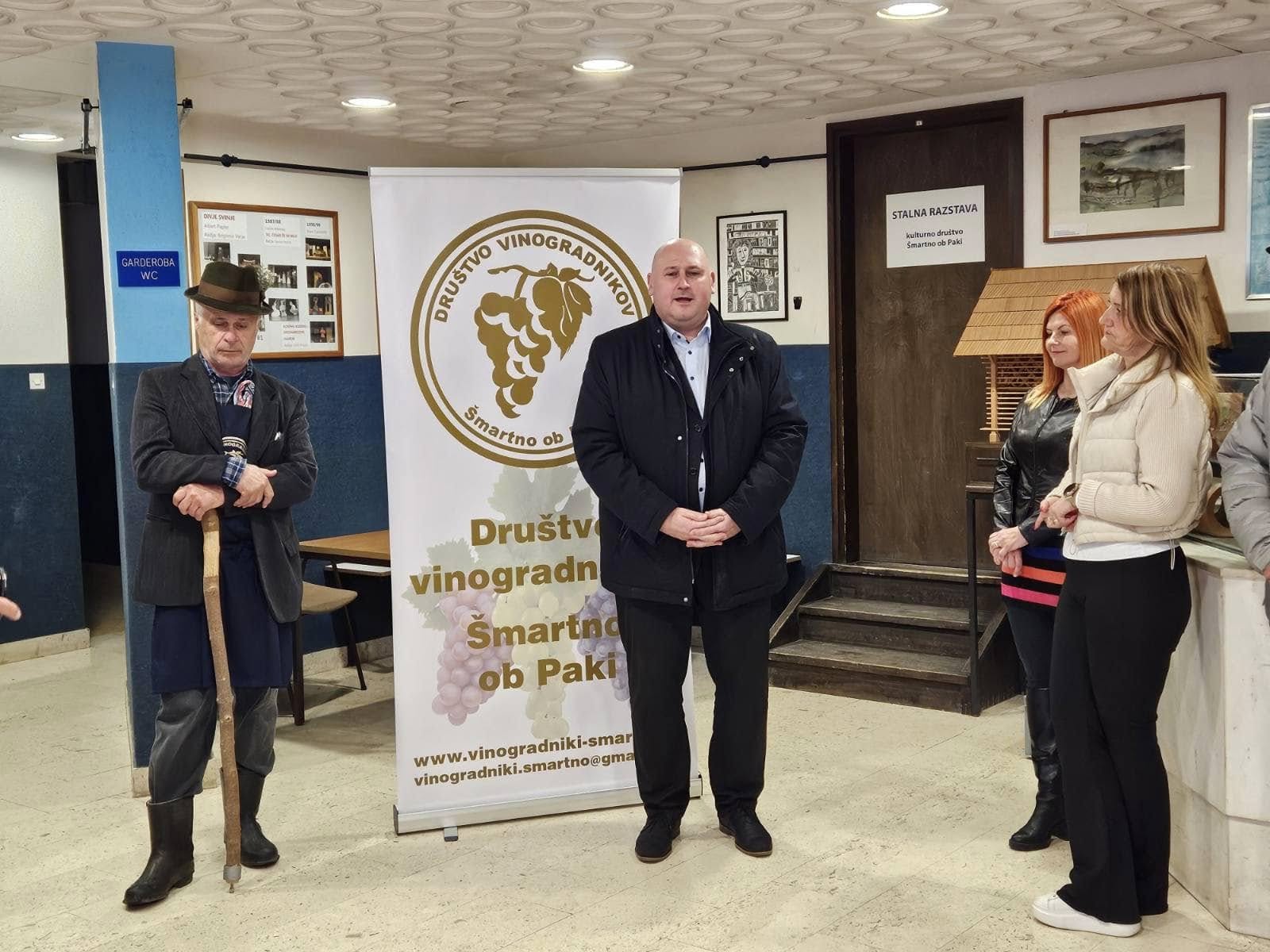 Šoštanjski župan se je danes udeležil tradicionalnega reza potomke stare trte v Šmartnem ob Paki