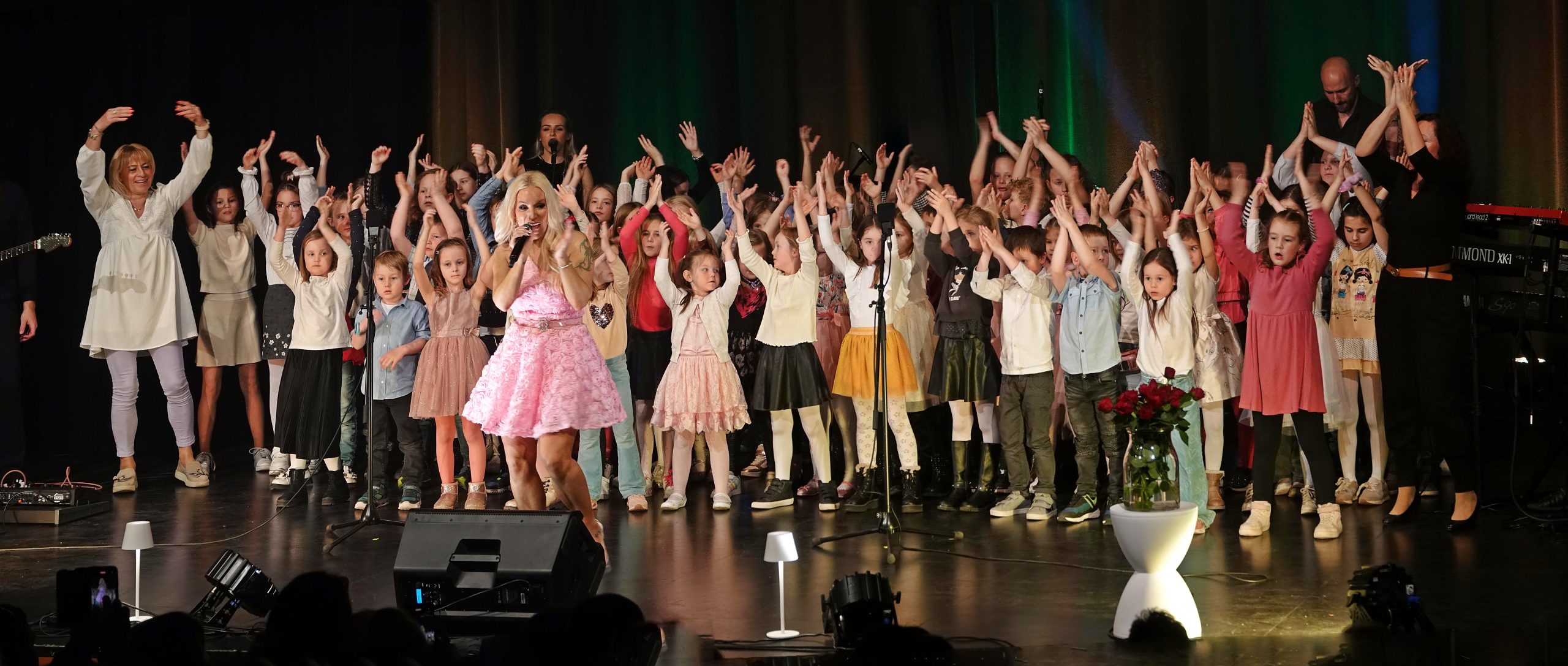 FOTO: Alya z gosti na noge dvignila občinstvo v Kulturnem domu Šoštanj