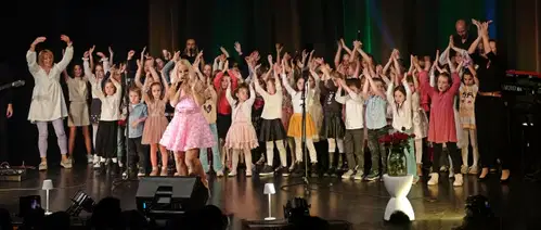 FOTO: Alya z gosti na noge dvignila občinstvo v Kulturnem domu Šoštanj