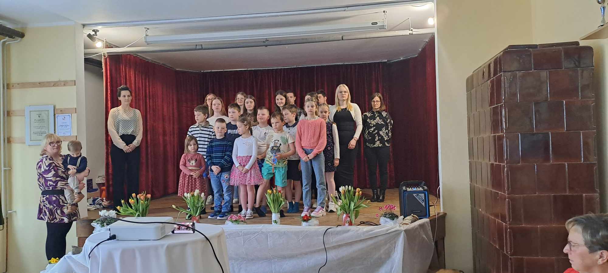 Praznovanje materinskega dne v Belih Vodah: Otroci očarali občinstvo