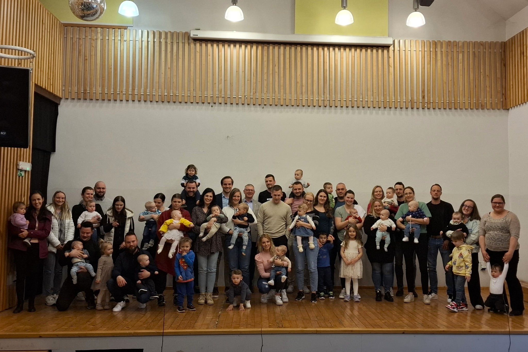 Sprejem za novorojenčke: Občina Šmartno ob Paki obdarila 32 malčkov