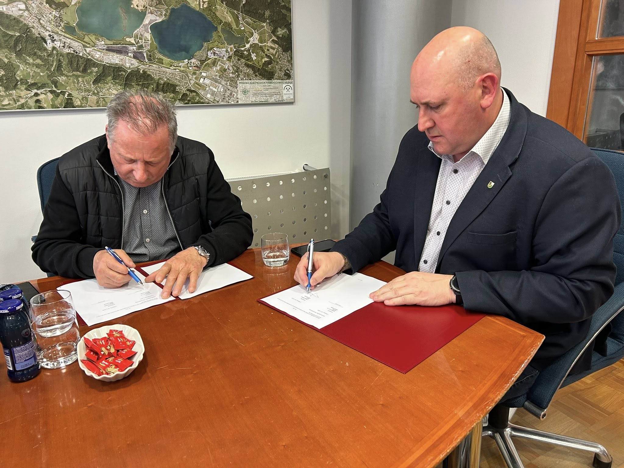 V občini Šoštanj nadaljujejo z obnovo po naravnih nesrečah – podpisani dve novi pogodbi za sanacijo plazov