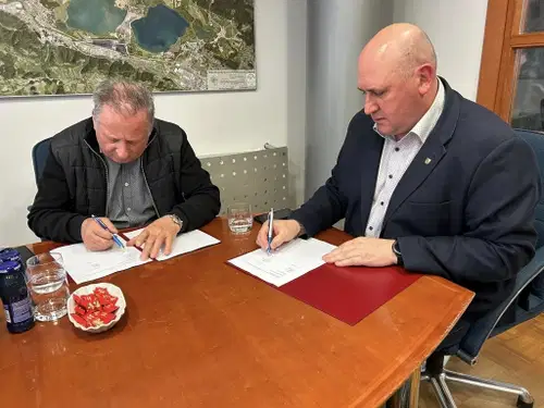 V občini Šoštanj nadaljujejo z obnovo po naravnih nesrečah – podpisani dve novi pogodbi za sanacijo plazov