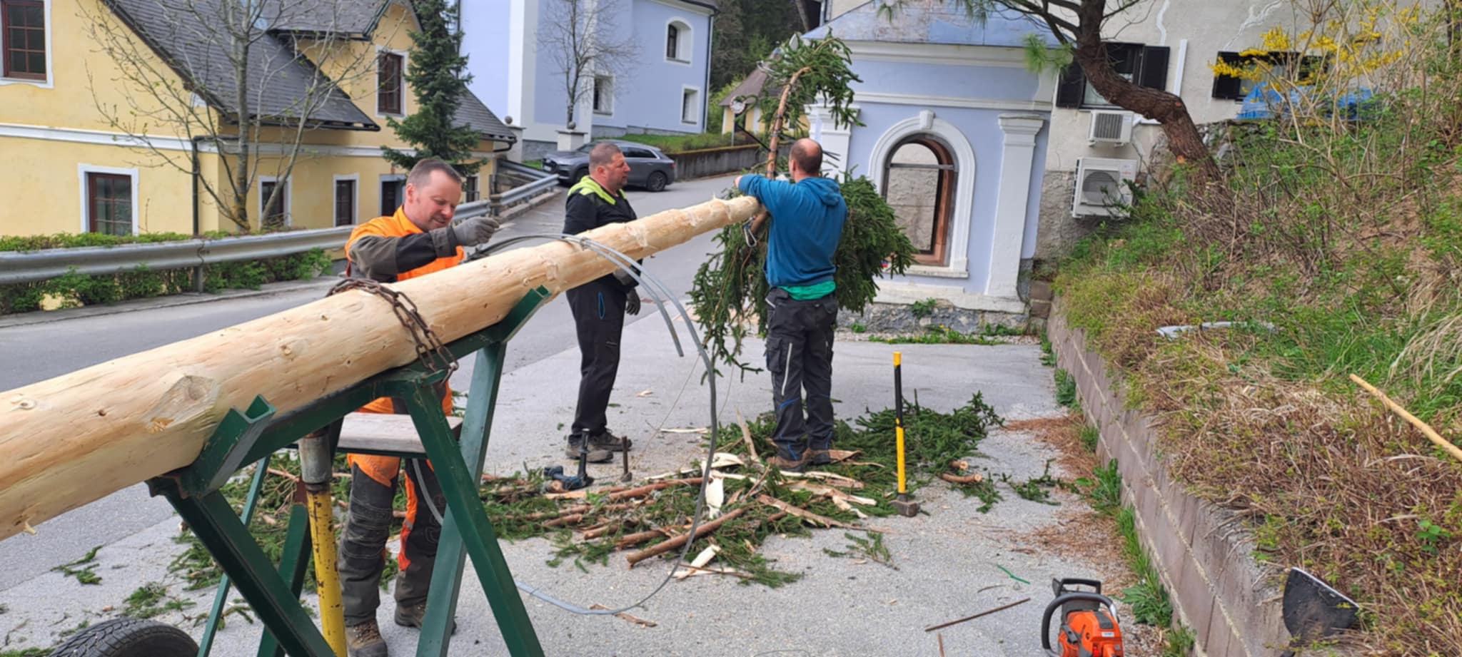 Tradicija ob postavljanju mlaja povezala krajane Belih Vod