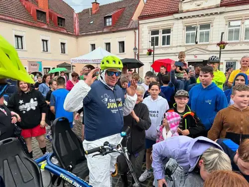 Deželak junak je že na poti, v ponedeljek prihaja tudi v Šoštanj