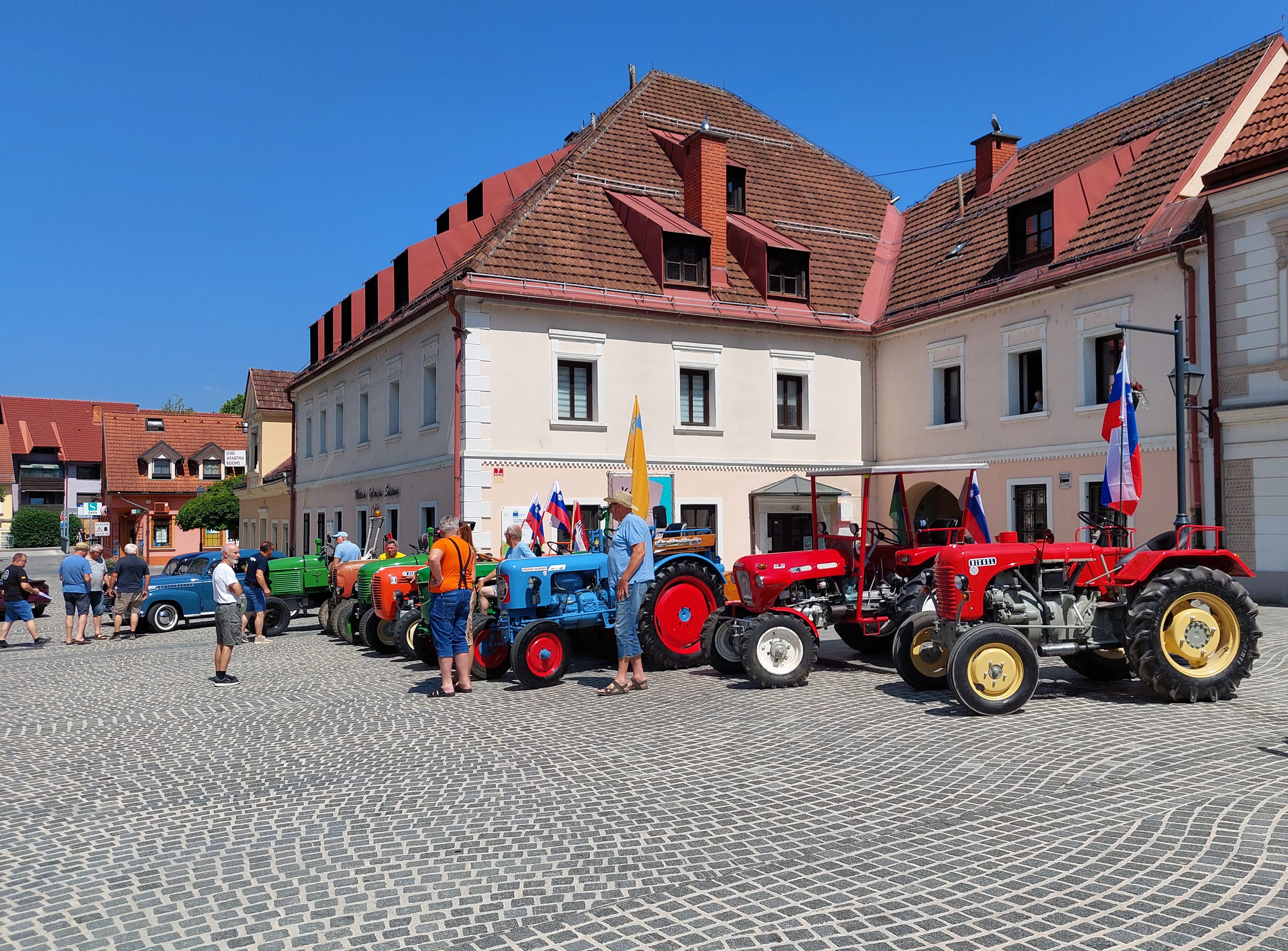 FOTO: Glavni trg danes v znamenju starodobnih traktorjev in tehnične dediščine #utrinki