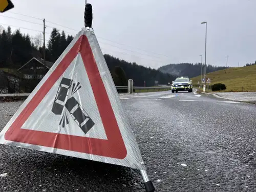 V prometni nesreči v Šoštanju se je hudo poškodovala peška