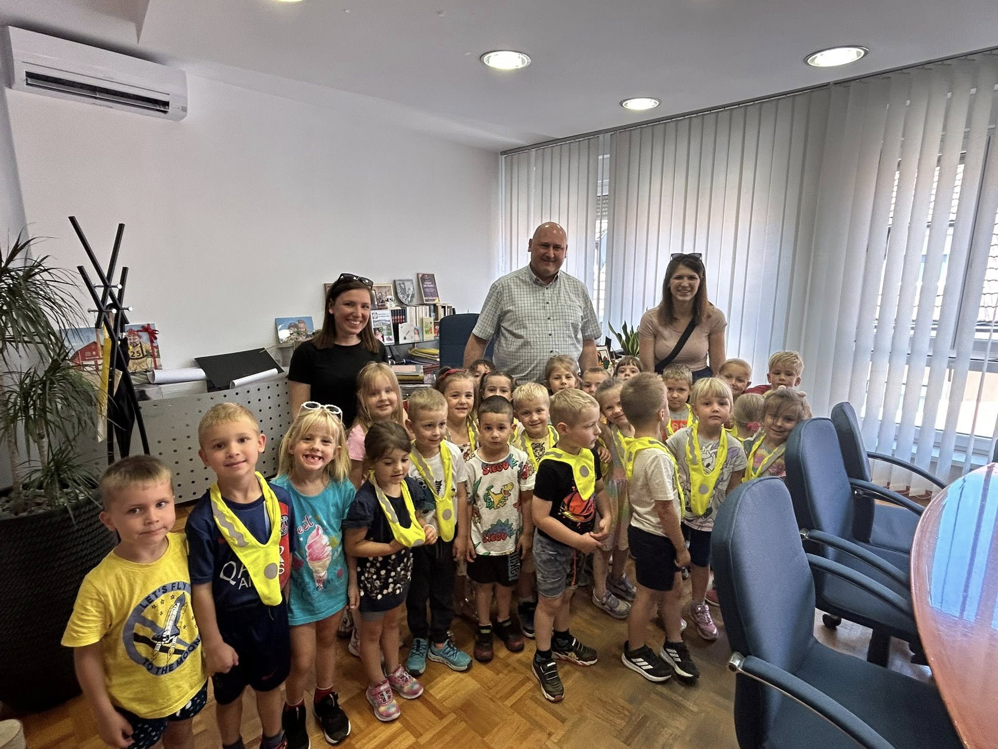 Otroci iz Vrtca Šoštanj so v prostore občinske stavbe prinesli pravo poletje #utrinki