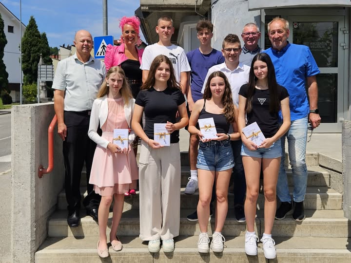 Danes je v Šmartnem ob Paki potekal sprejem najuspešnejših devetošolcev