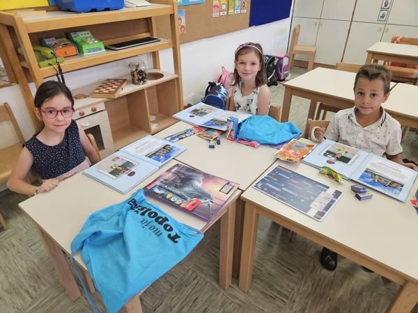 Poletje, prihajamo! Prvošolci iz Topolšice zakorakali v počitnice s spominsko knjigo v rokah