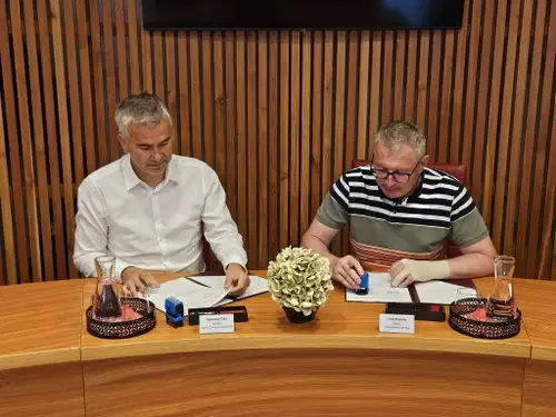 V Šmartnem ob Paki danes podpisali pogodbo za sanacijo ceste Meža